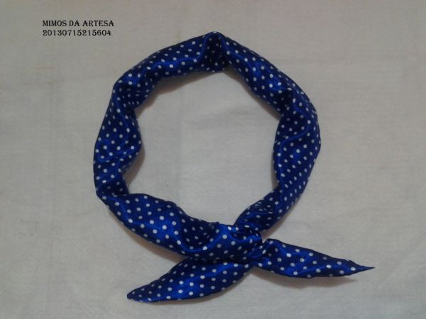 Tiara em cetin azul com blinhas brancas